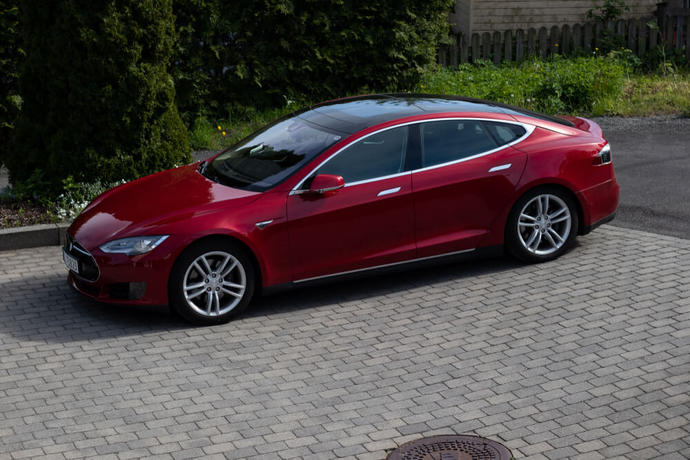 China Orders Electric Cars to Remove Hidden Door Handles