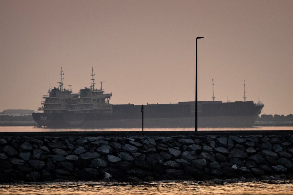 Iran UAE Trade Suspension Raises Regional Risks